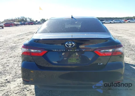 2021 Toyota Camry Le z USA, uszkodzony, nr VIN 4T1C11AK3MU456469
